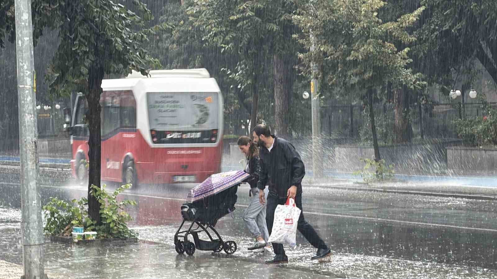 Sağanak yağışa aldırış etmediler