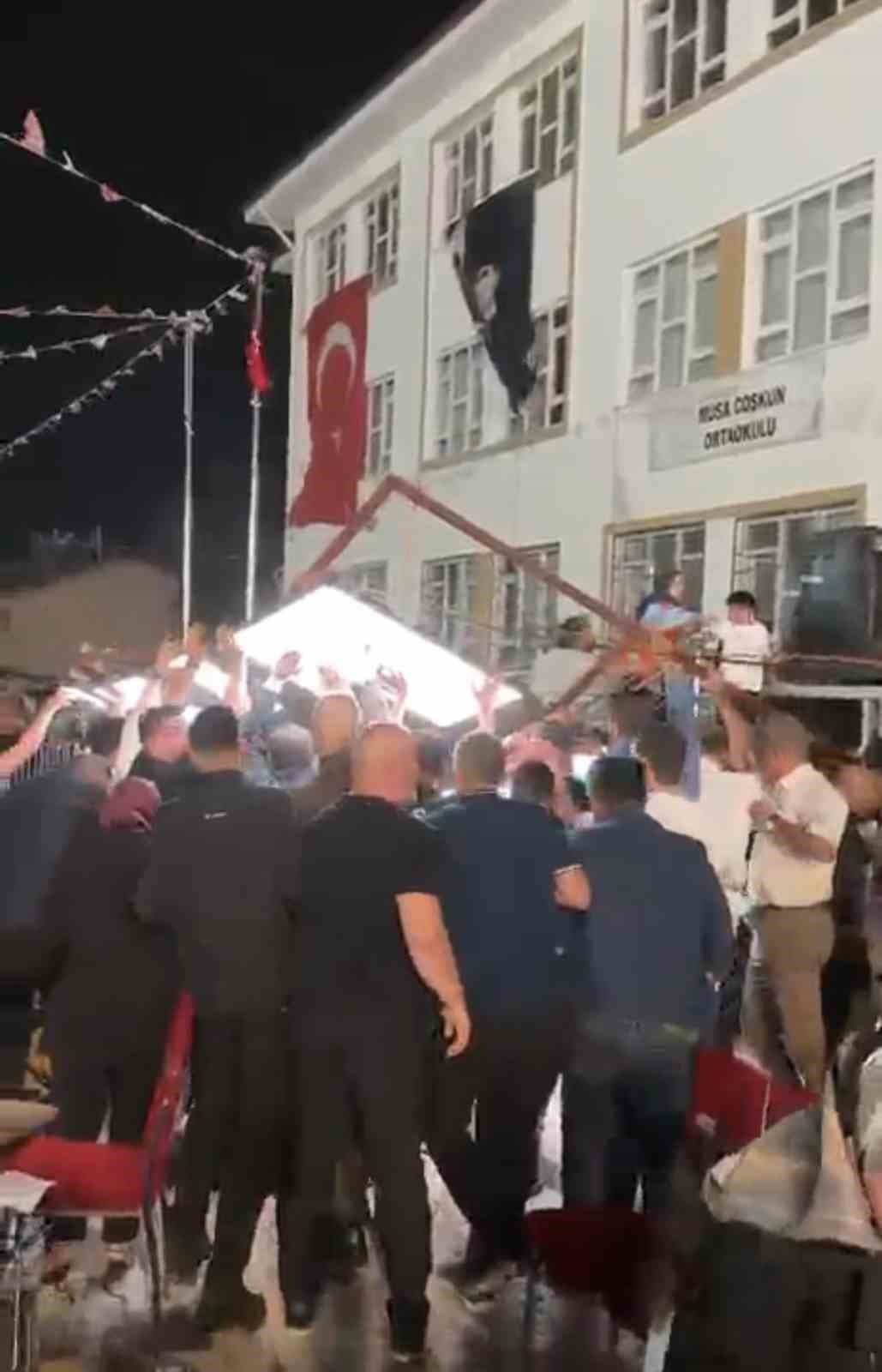 Festival alanındaki led ekran devrildi: 5 yaralı