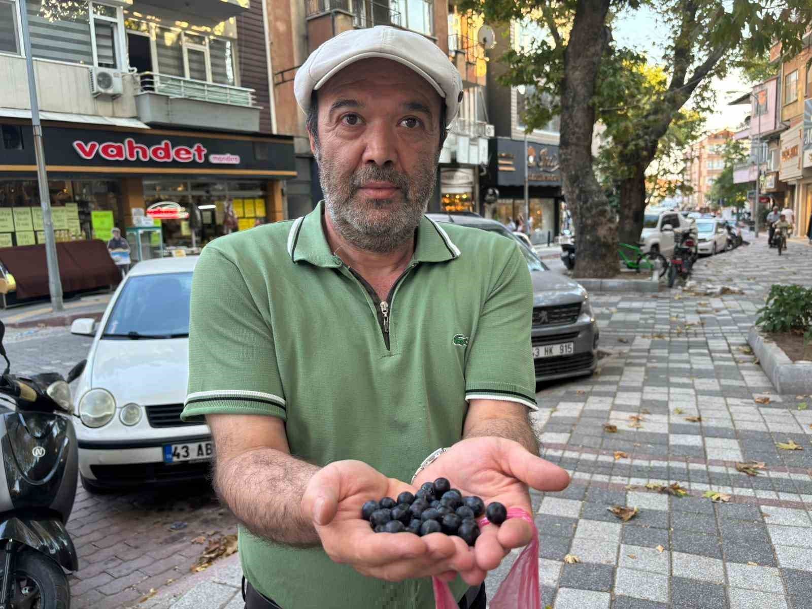 Yaşına rağmen tarlasında yetiştirdiği doğal ürünleri pazarda satıyor