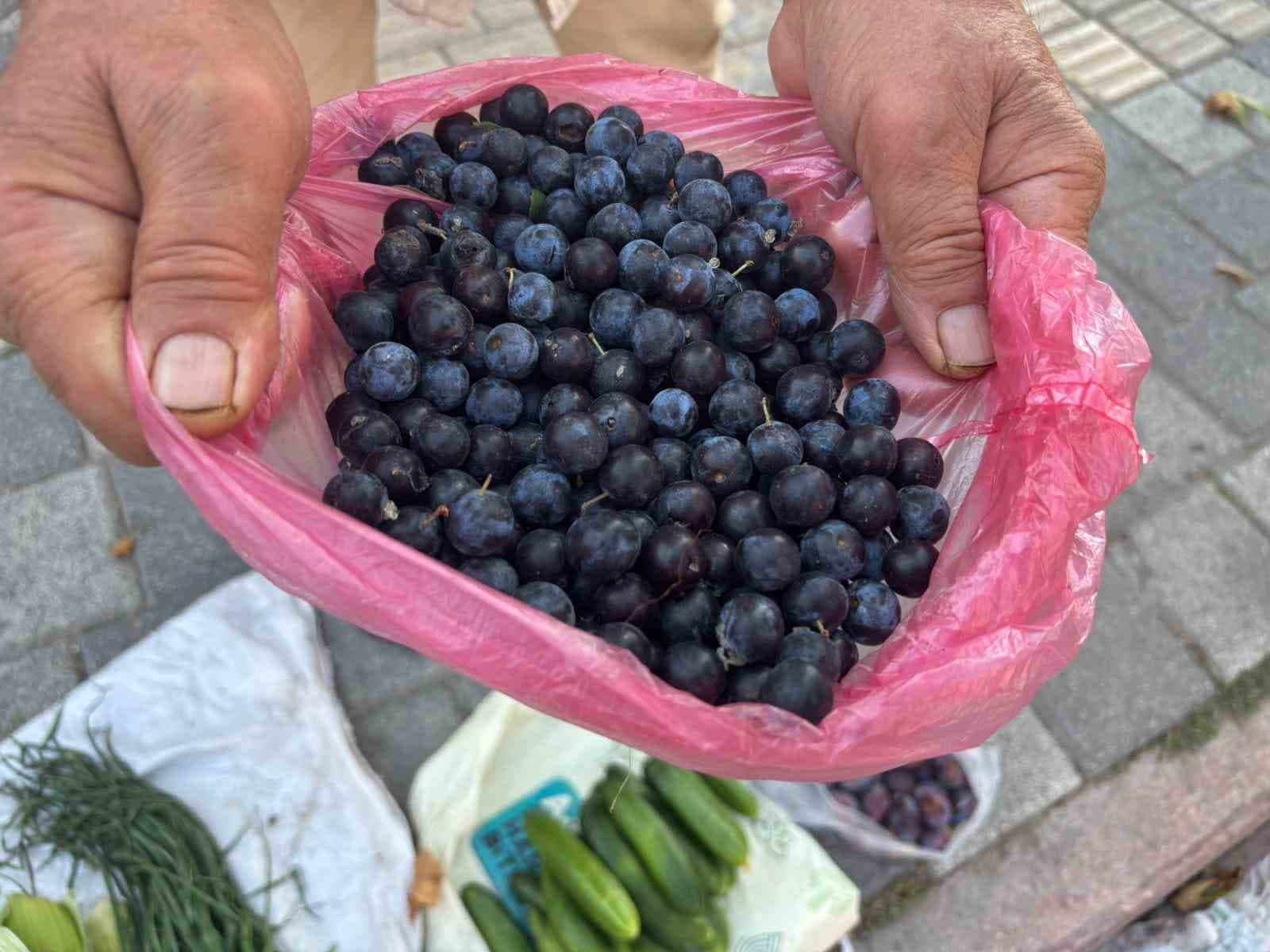 Yaşına rağmen tarlasında yetiştirdiği doğal ürünleri pazarda satıyor