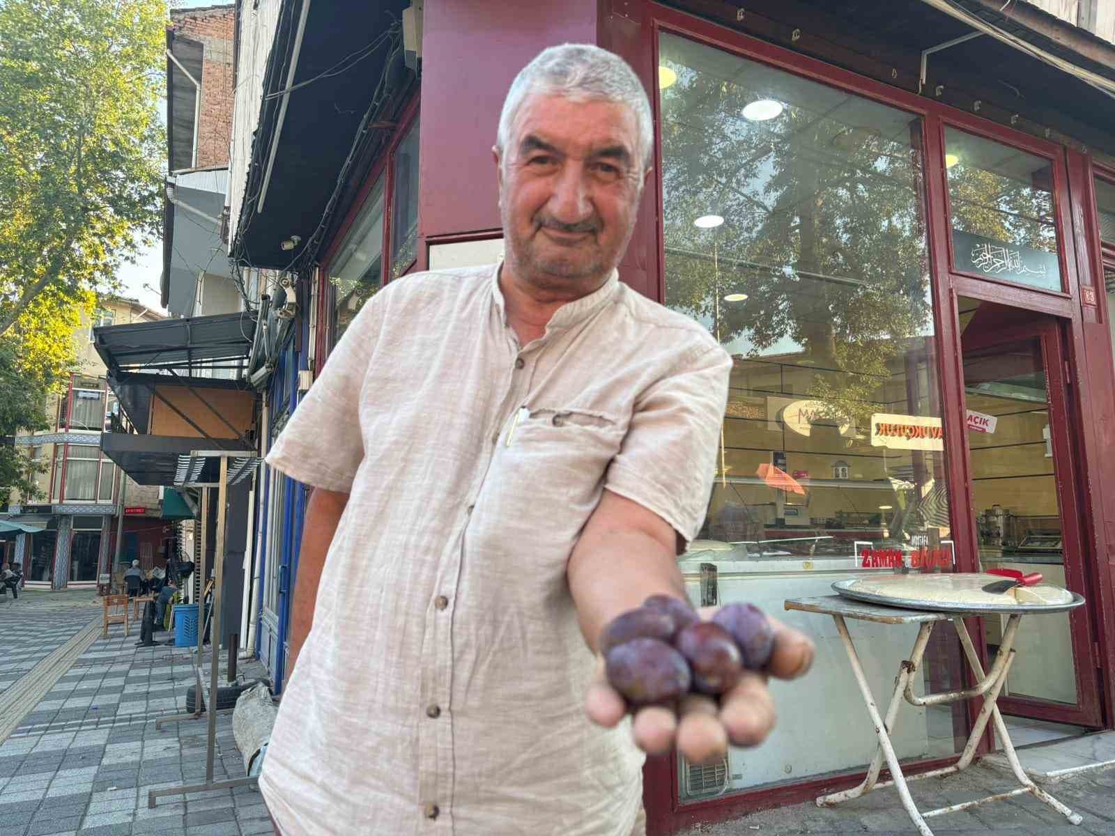 Yaşına rağmen tarlasında yetiştirdiği doğal ürünleri pazarda satıyor