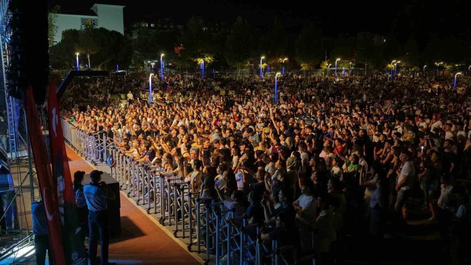 Sevilen sanatçı Sonses, Mimar Sinan Parkı’nda Aydınlılarla buluştu