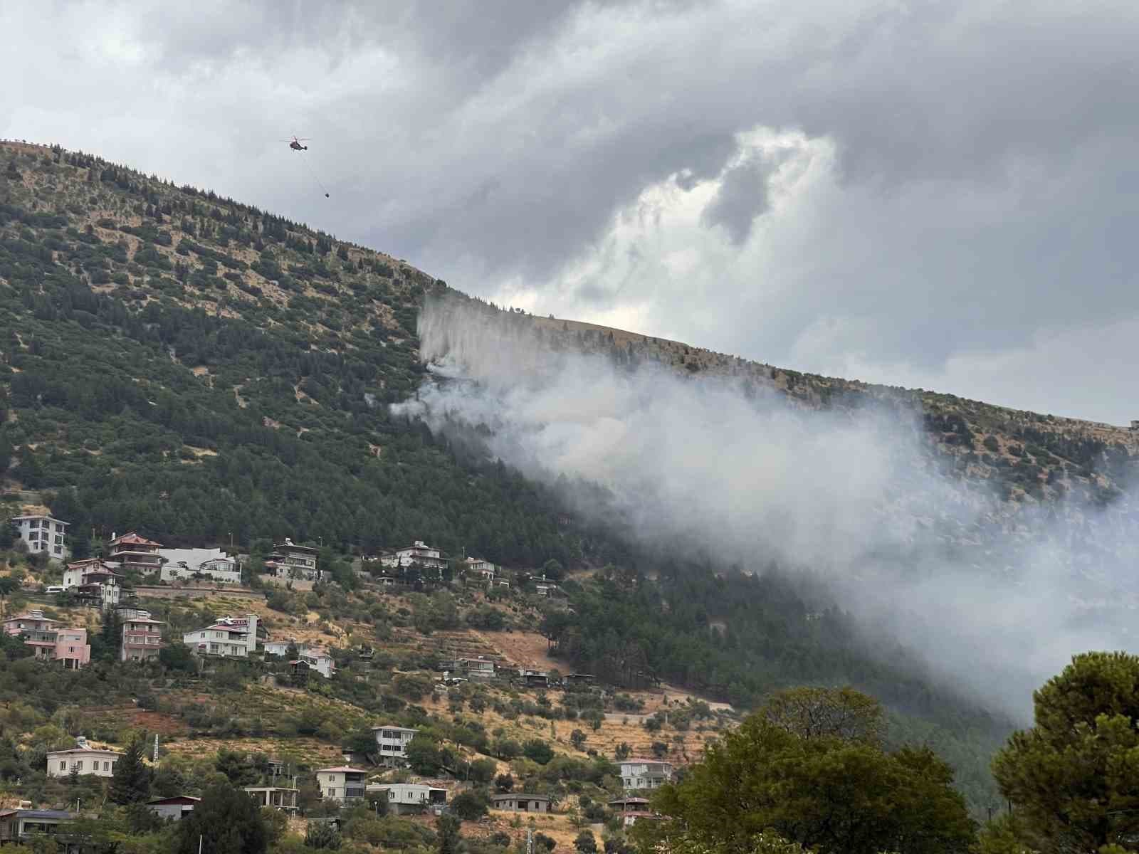Kahramanmaraş Ahır Dağı’ndaki orman yangınına müdahale sürüyor