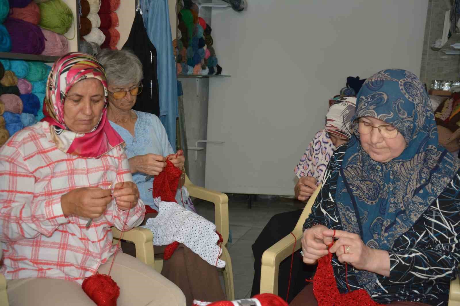 İlmek ilmek dev Türk bayrağı ördüler