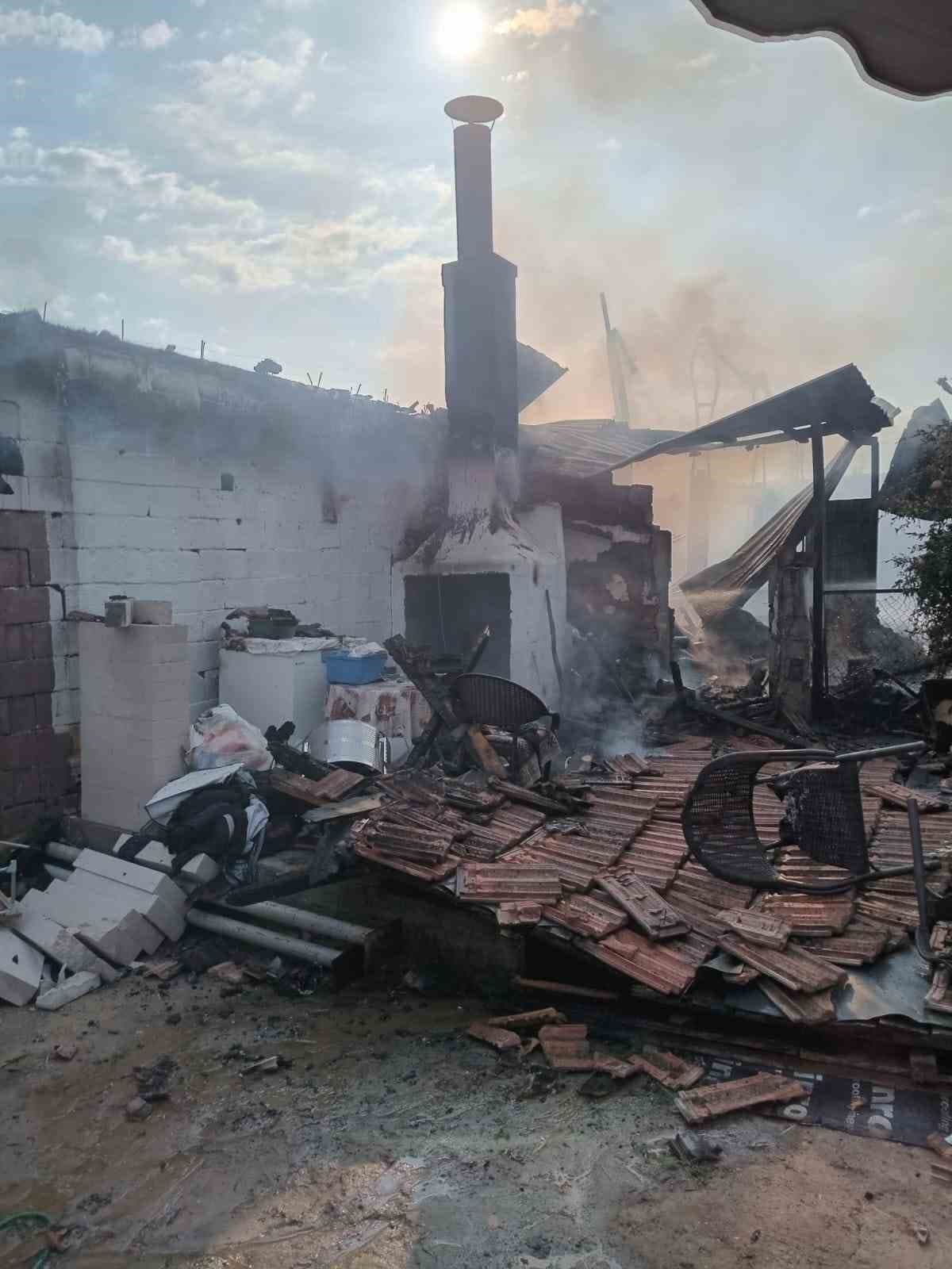 Babaeski’de hububat deposu alevlere teslim oldu