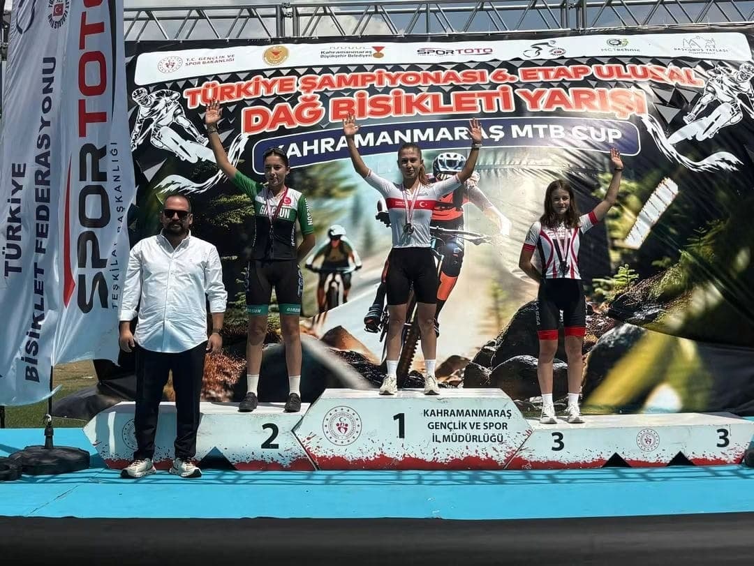 Akhisarlı bisikletçiler Kahramanmaraş’ta madalyaları topladı