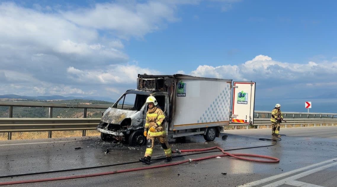 Bursa’da seyir halindeki kamyonet alevlere teslim oldu