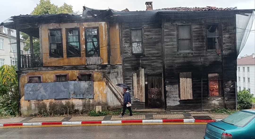 Tarihi binanın çatısı sağanak yağış sonrası çöktü