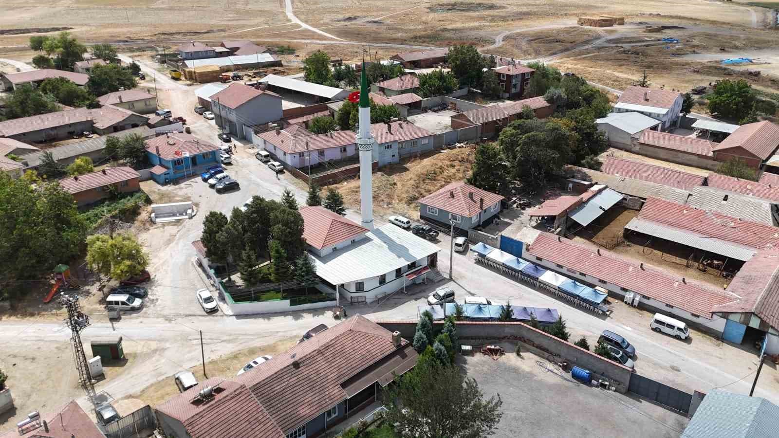 Yıldırım düşmesi sonucu ağır hasar alan cami el birliği için onarıldı, ibadete açıldı