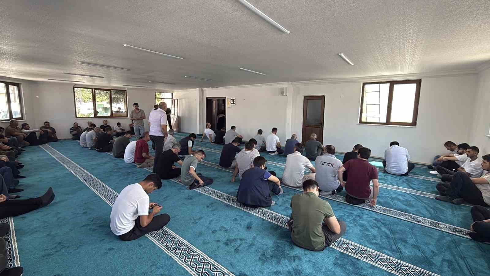 Yıldırım düşmesi sonucu ağır hasar alan cami el birliği için onarıldı, ibadete açıldı