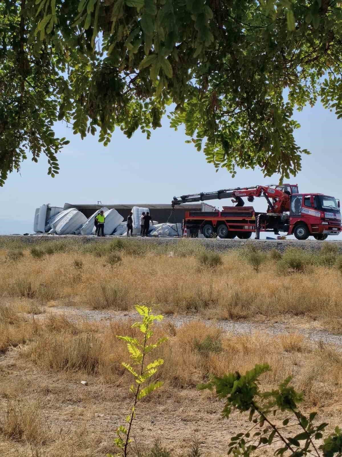 Karapınar’da devrilen tırın sürücü yara almadan kurtuldu