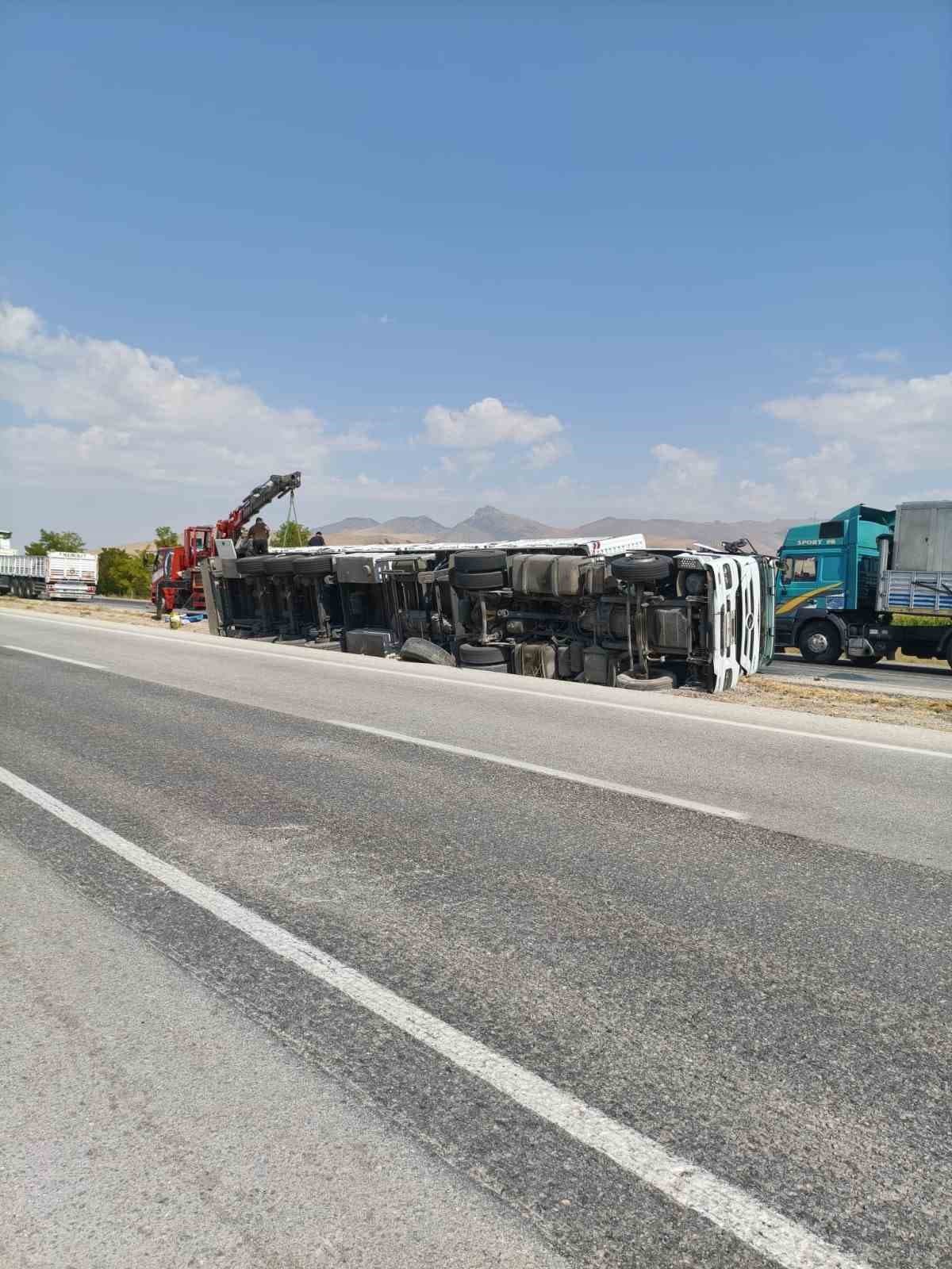 Karapınar’da devrilen tırın sürücü yara almadan kurtuldu