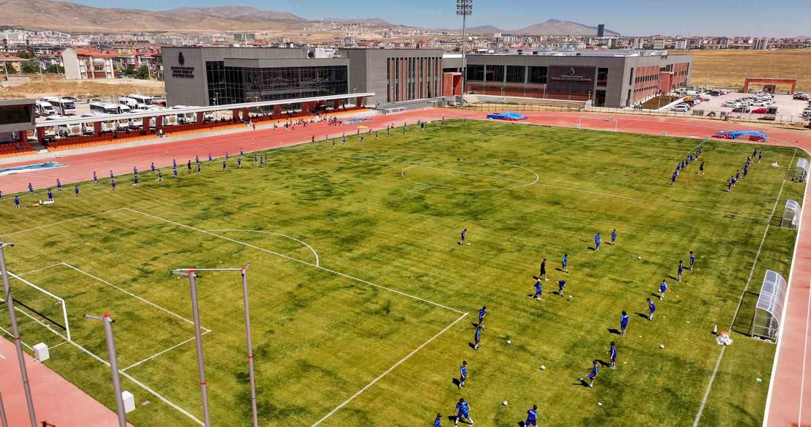Başkan Altay ve Başkan Pekyatırmacı, sporcu seçme ve yetiştirme merkezinde öğrencilerle buluştu