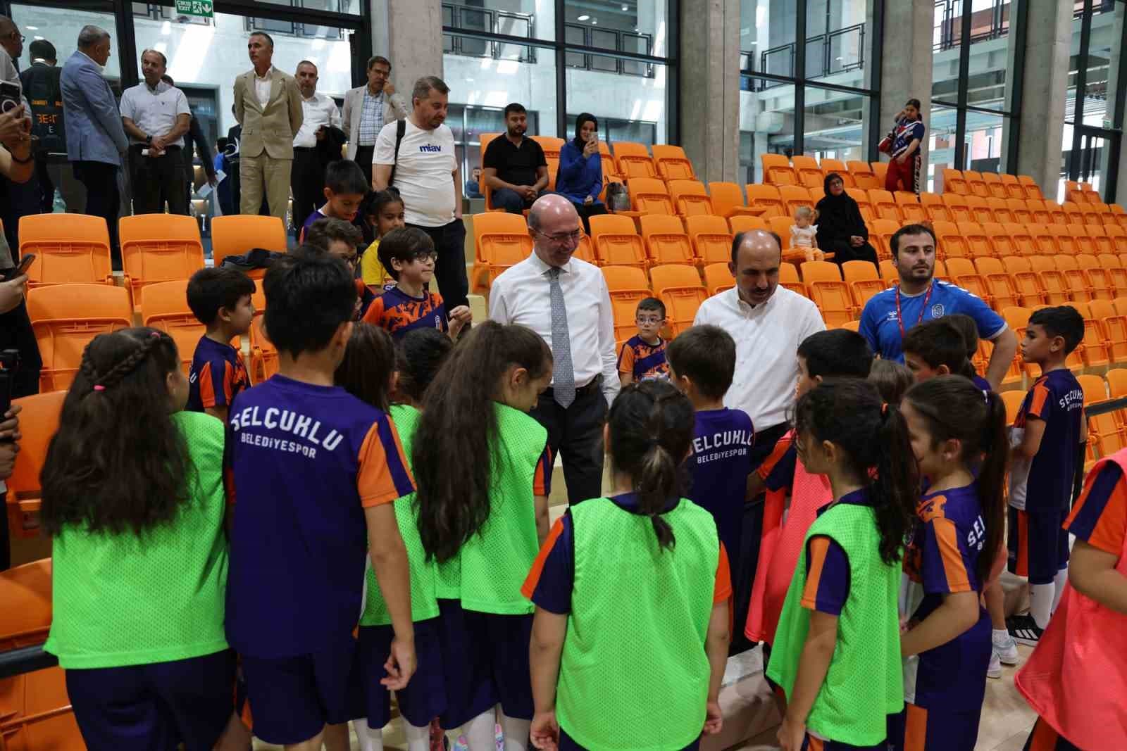 Başkan Altay ve Başkan Pekyatırmacı, sporcu seçme ve yetiştirme merkezinde öğrencilerle buluştu