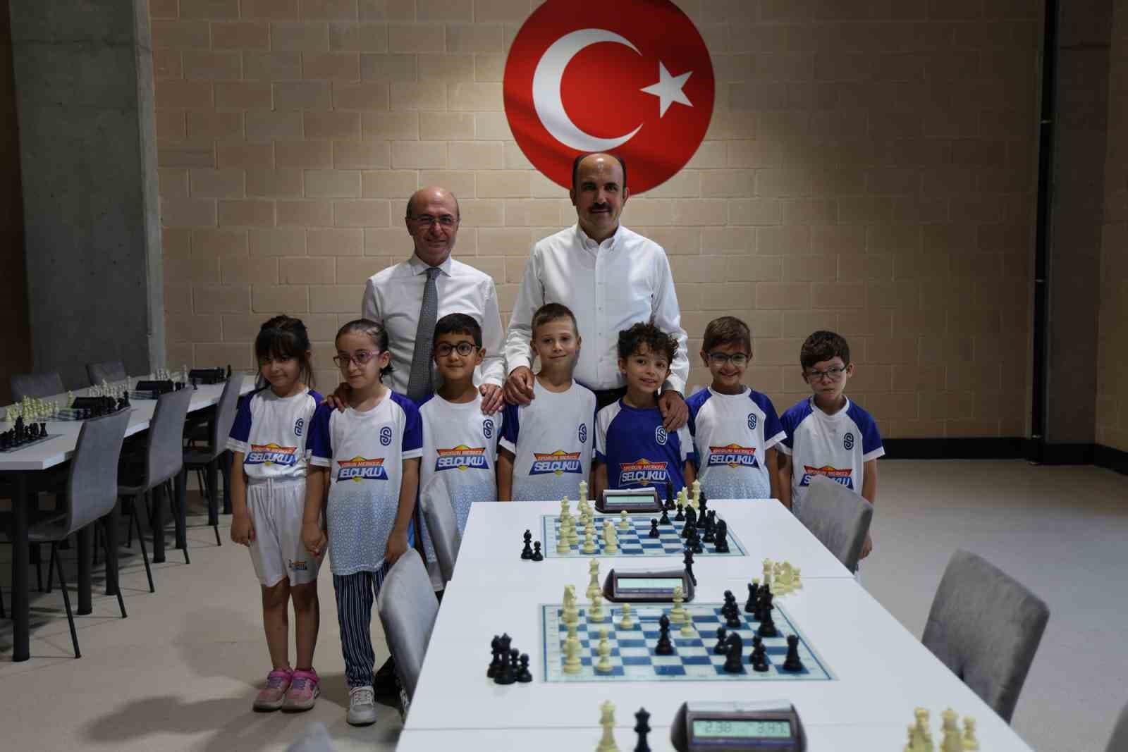 Başkan Altay ve Başkan Pekyatırmacı, sporcu seçme ve yetiştirme merkezinde öğrencilerle buluştu