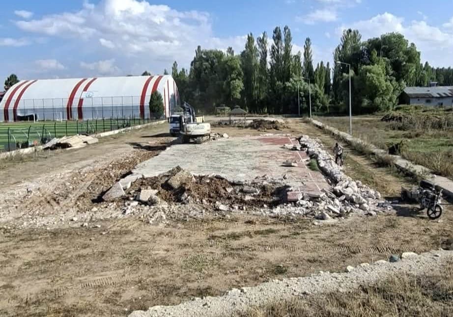 Arpalı’da spor tesisleri yenileniyor