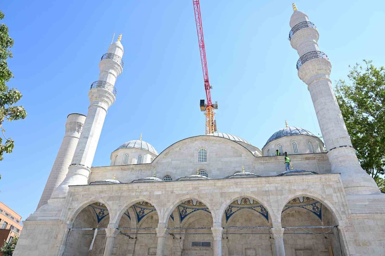 Başkan Taşkın ve Milletvekili Babacan Yeni Cami’deki çalışmaları inceledi
