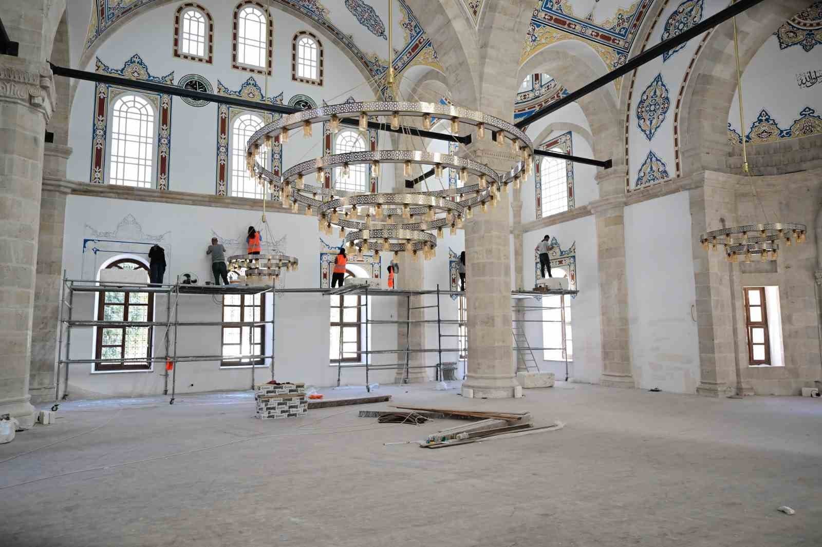 Başkan Taşkın ve Milletvekili Babacan Yeni Cami’deki çalışmaları inceledi