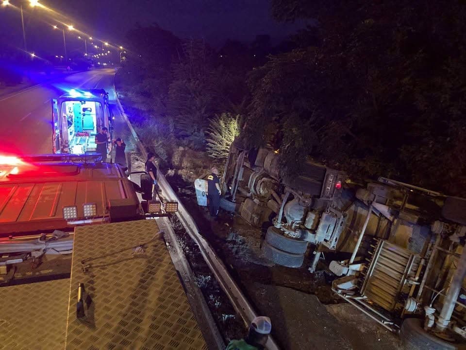 Dörtyol’da devrilen tırın sürücüsü yaralandı