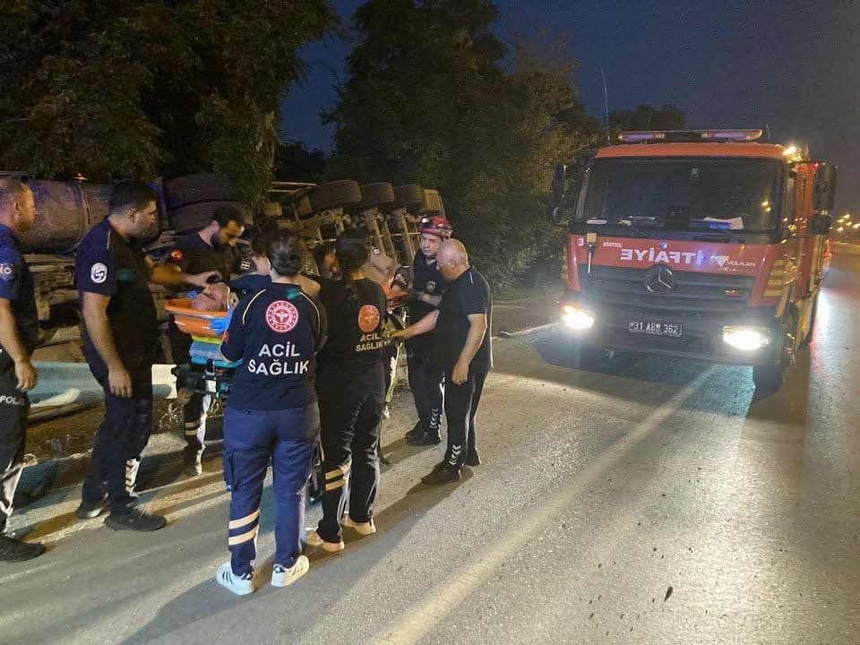Dörtyol’da devrilen tırın sürücüsü yaralandı
