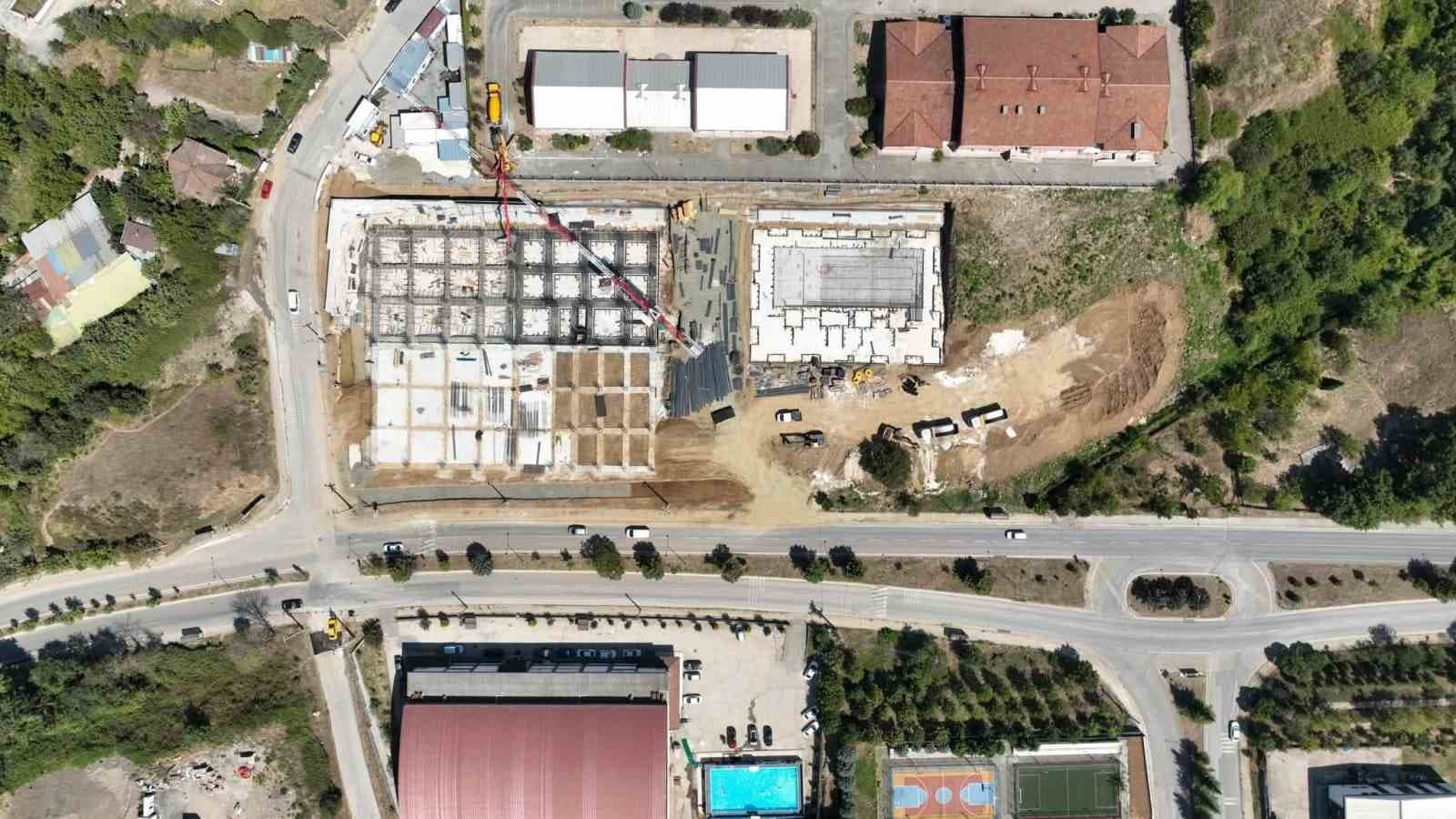 Gölcük’te spor salonu ve kapalı yüzme havuzu inşaatı sürüyor