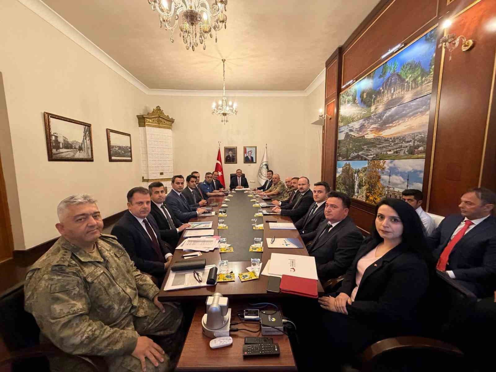 Kars’ta Güvenlik Zirvesi: okul çevreleri ve sınır güvenliği masaya yatırıldı