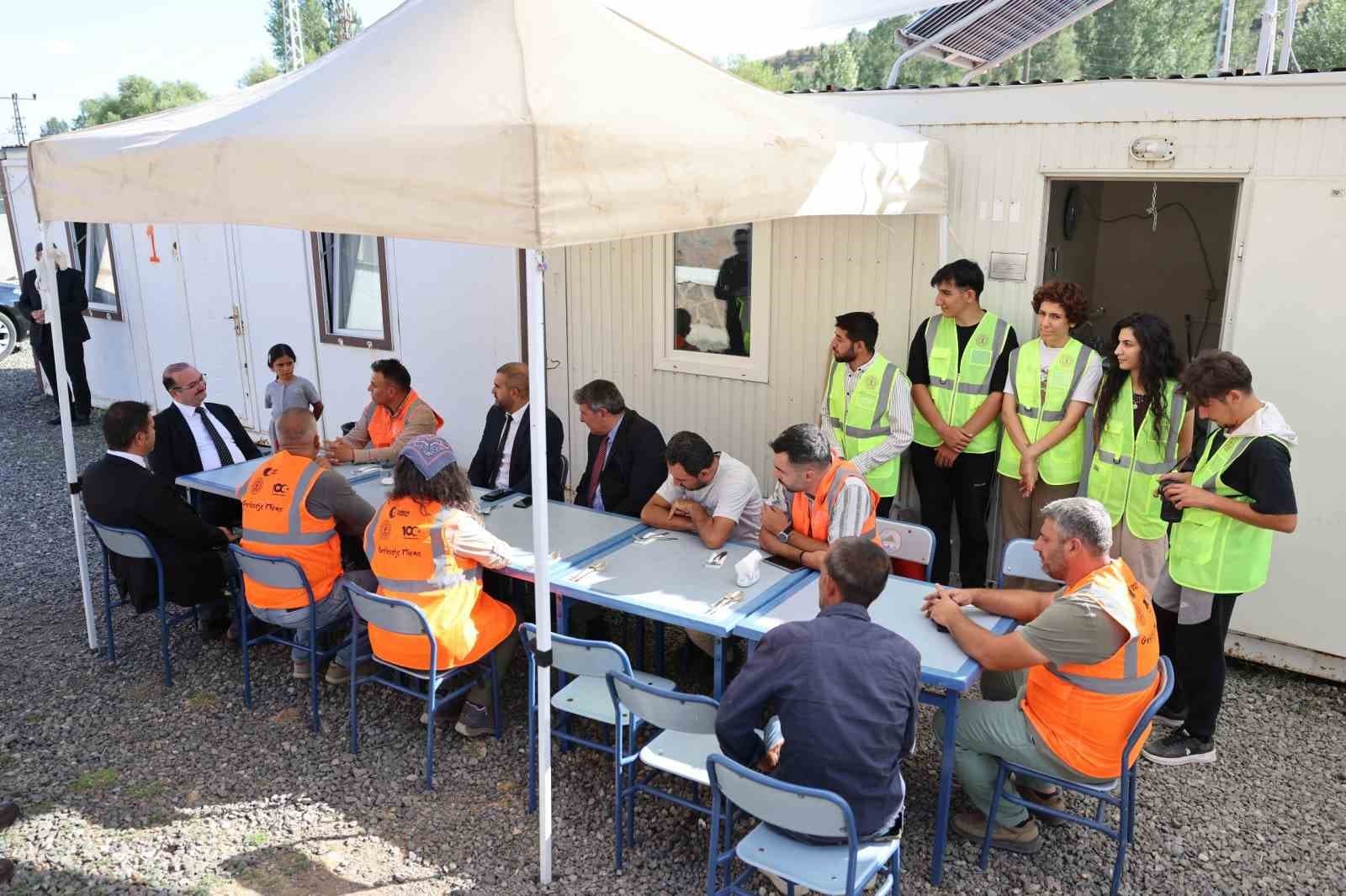 Rektör Hacımüftüoğlu, Parmaksız Kale höyük kazı alanında incelemelerde bulundu
