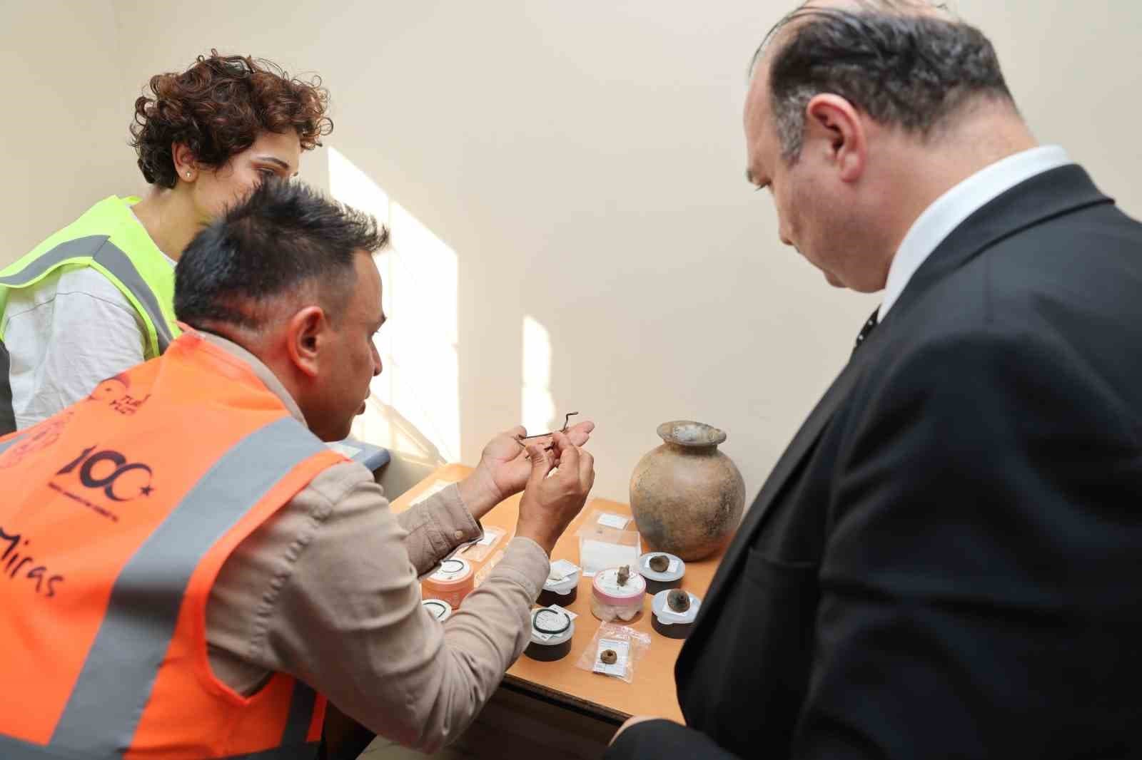 Rektör Hacımüftüoğlu, Parmaksız Kale höyük kazı alanında incelemelerde bulundu