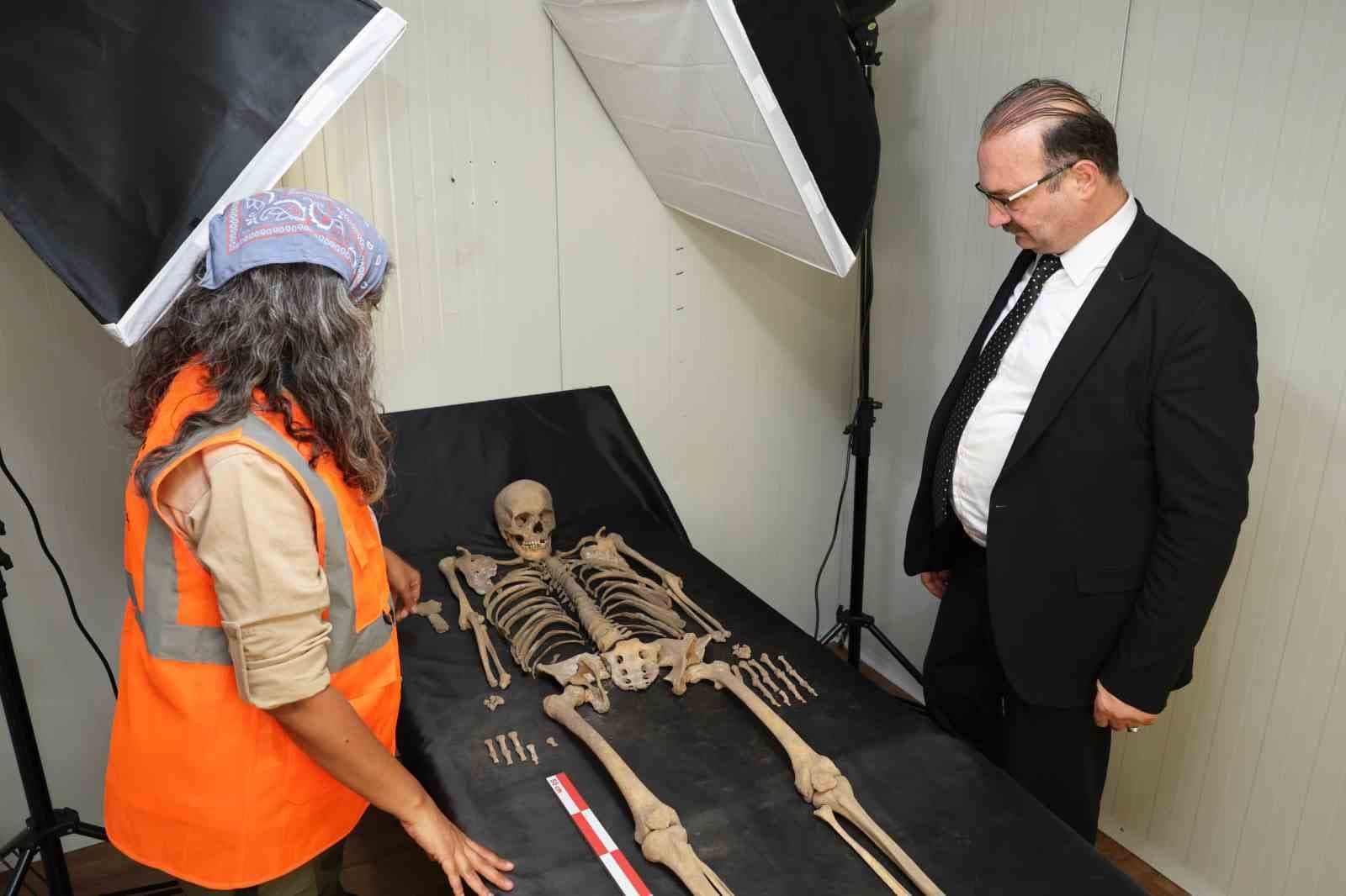 Rektör Hacımüftüoğlu, Parmaksız Kale höyük kazı alanında incelemelerde bulundu