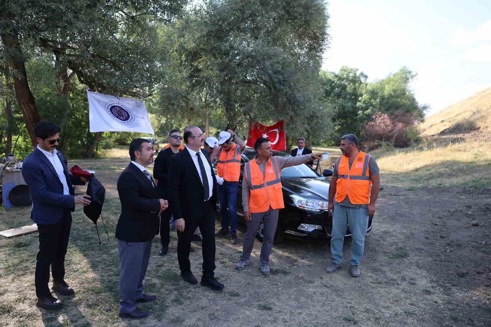 Rektör Hacımüftüoğlu, Parmaksız Kale höyük kazı alanında incelemelerde bulundu
