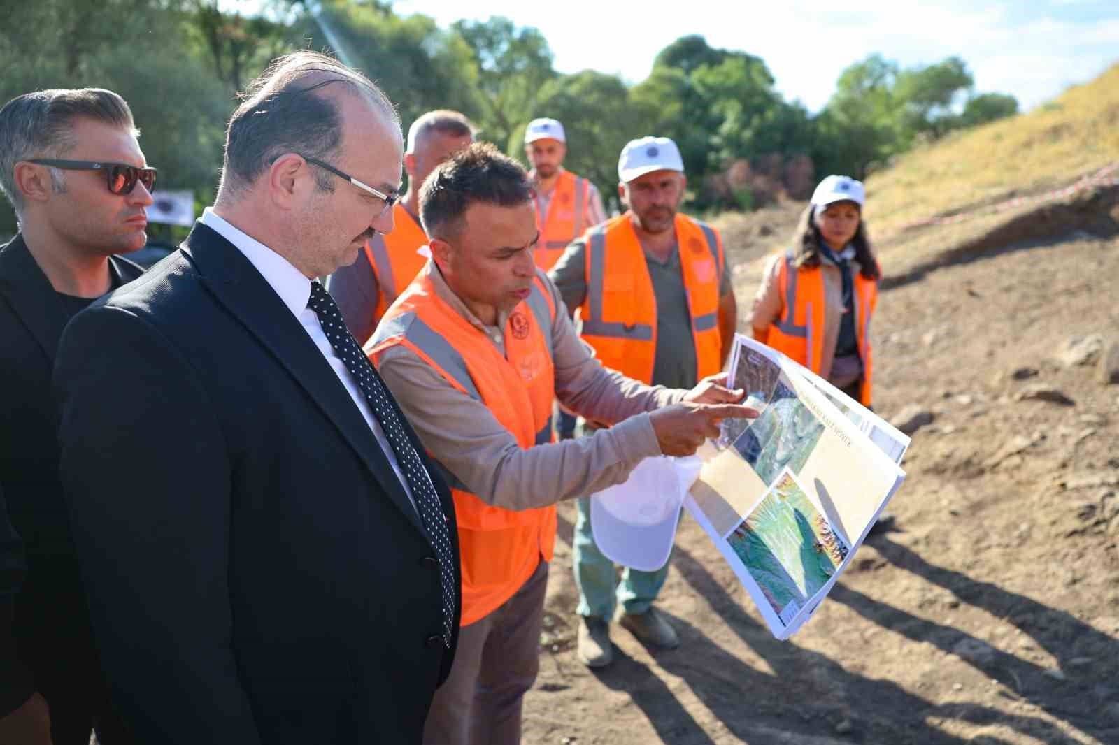 Rektör Hacımüftüoğlu, Parmaksız Kale höyük kazı alanında incelemelerde bulundu