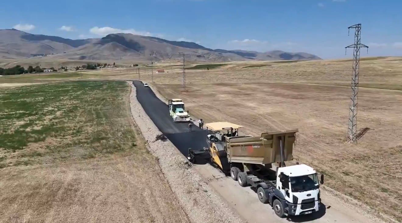 Ağrı’da, köylerde yol ve altyapı çalışmaları sürüyor