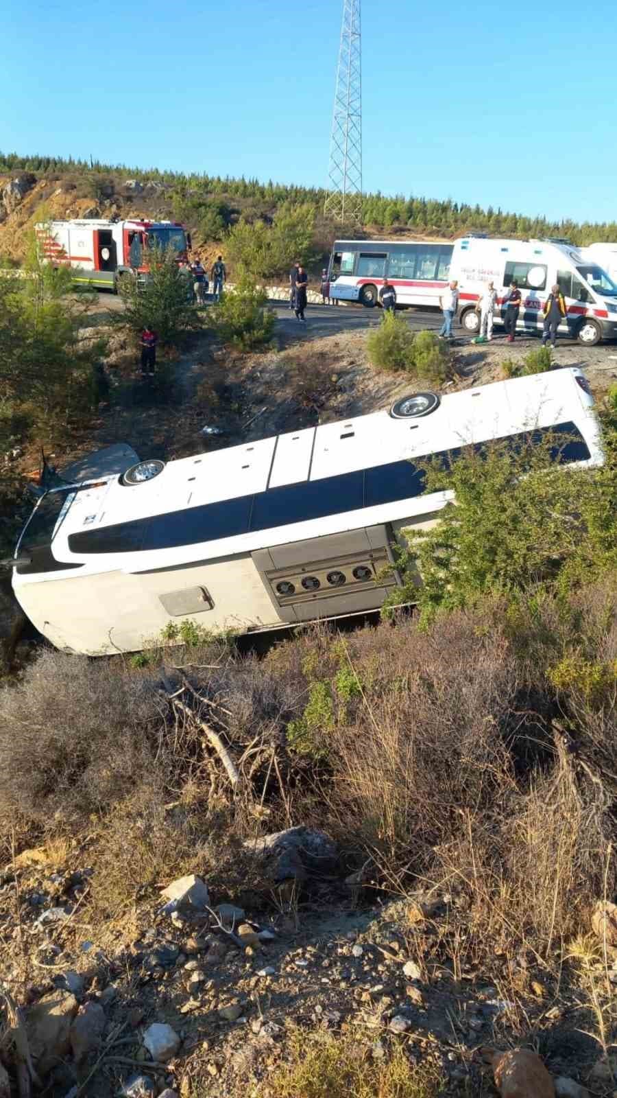 İzmir’de otobüs ve otomobil şarampole devrildi: 2 ölü, 1 yaralı