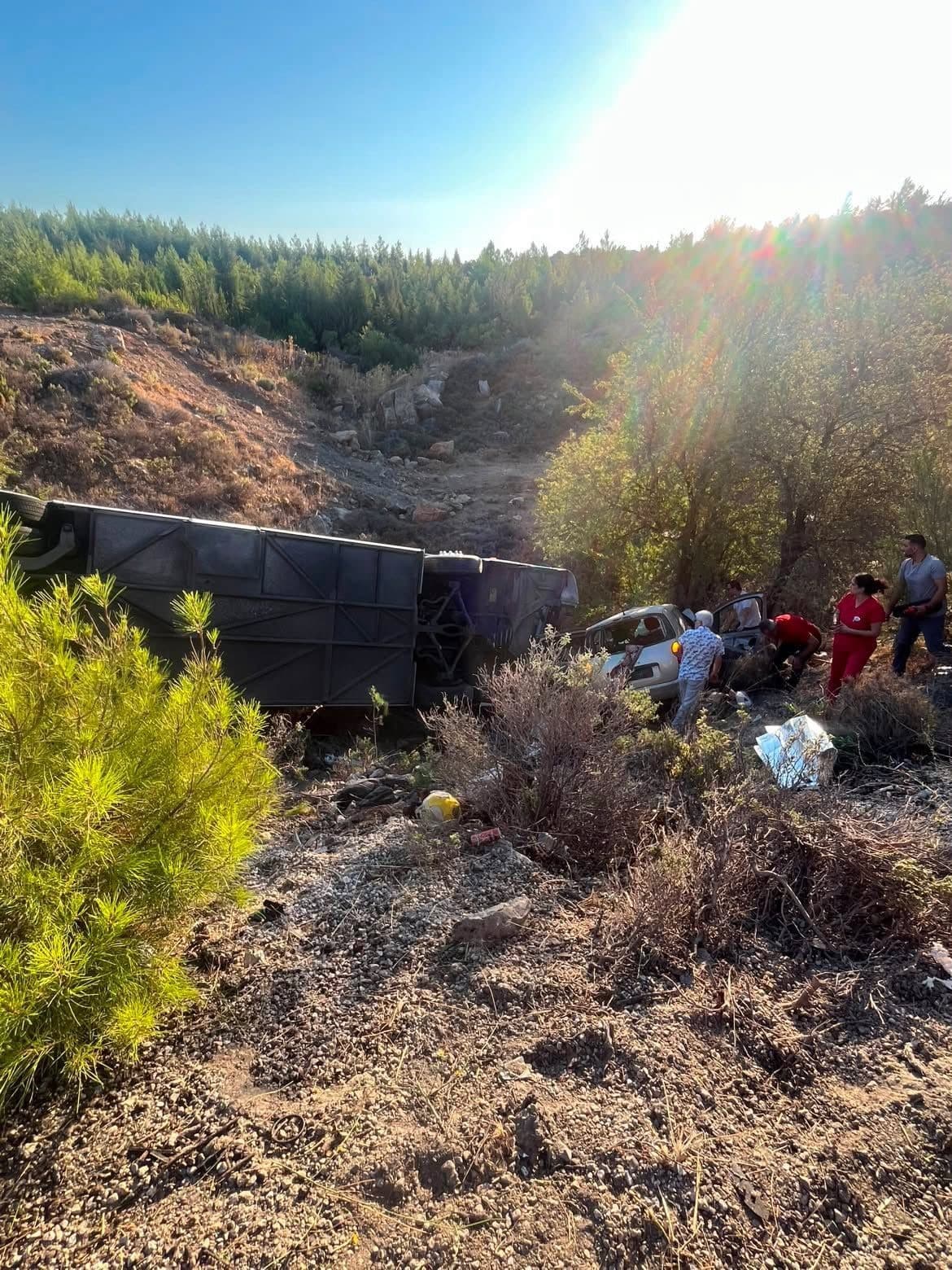 İzmir’de otobüs ve otomobil şarampole devrildi: 2 ölü, 1 yaralı