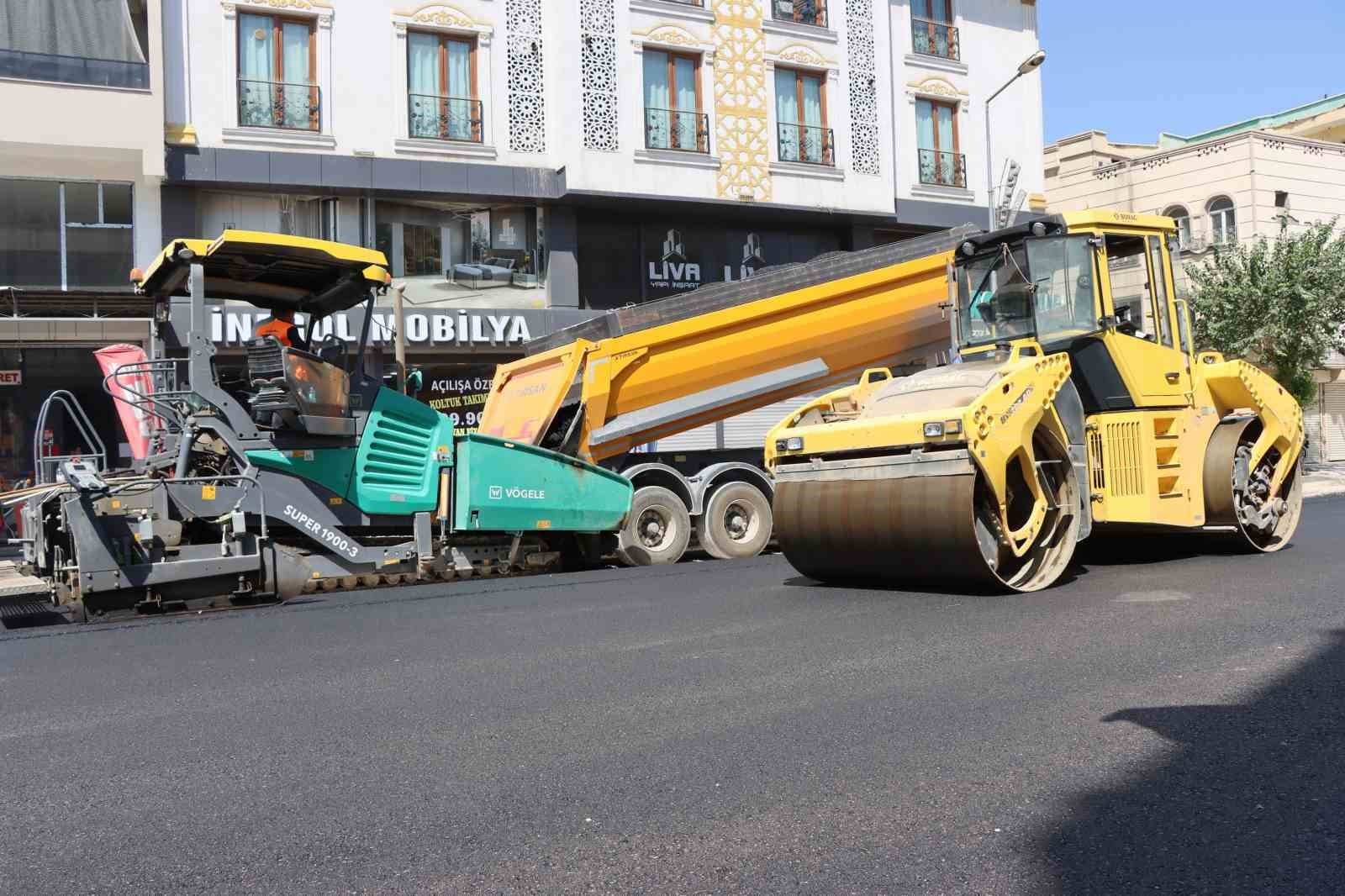 Adnan Menderes Caddesi sıcak asfaltla yenileniyor