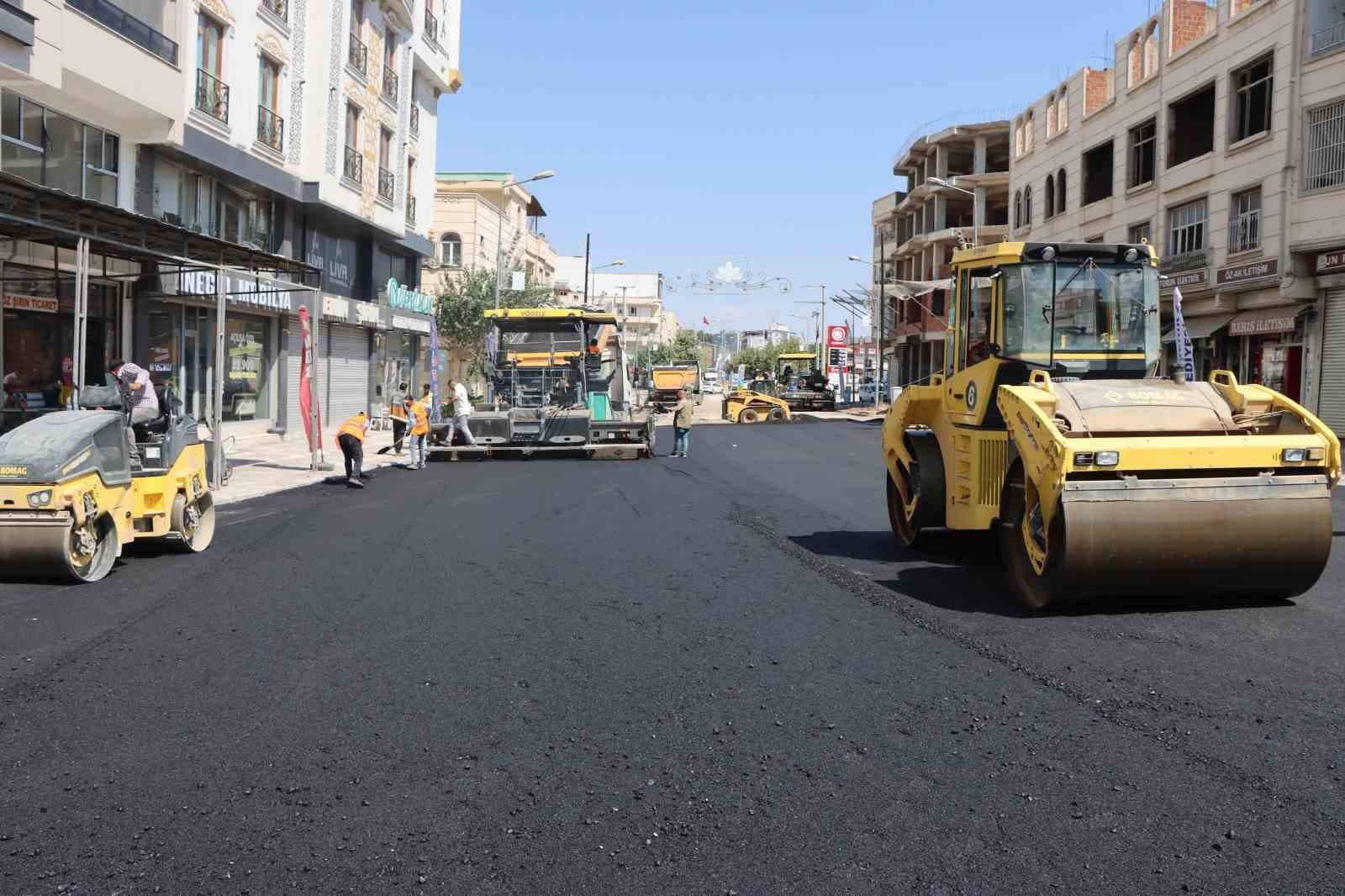 Adnan Menderes Caddesi sıcak asfaltla yenileniyor