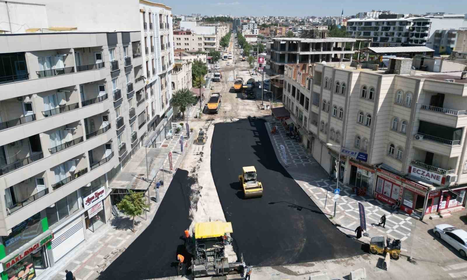 Adnan Menderes Caddesi sıcak asfaltla yenileniyor
