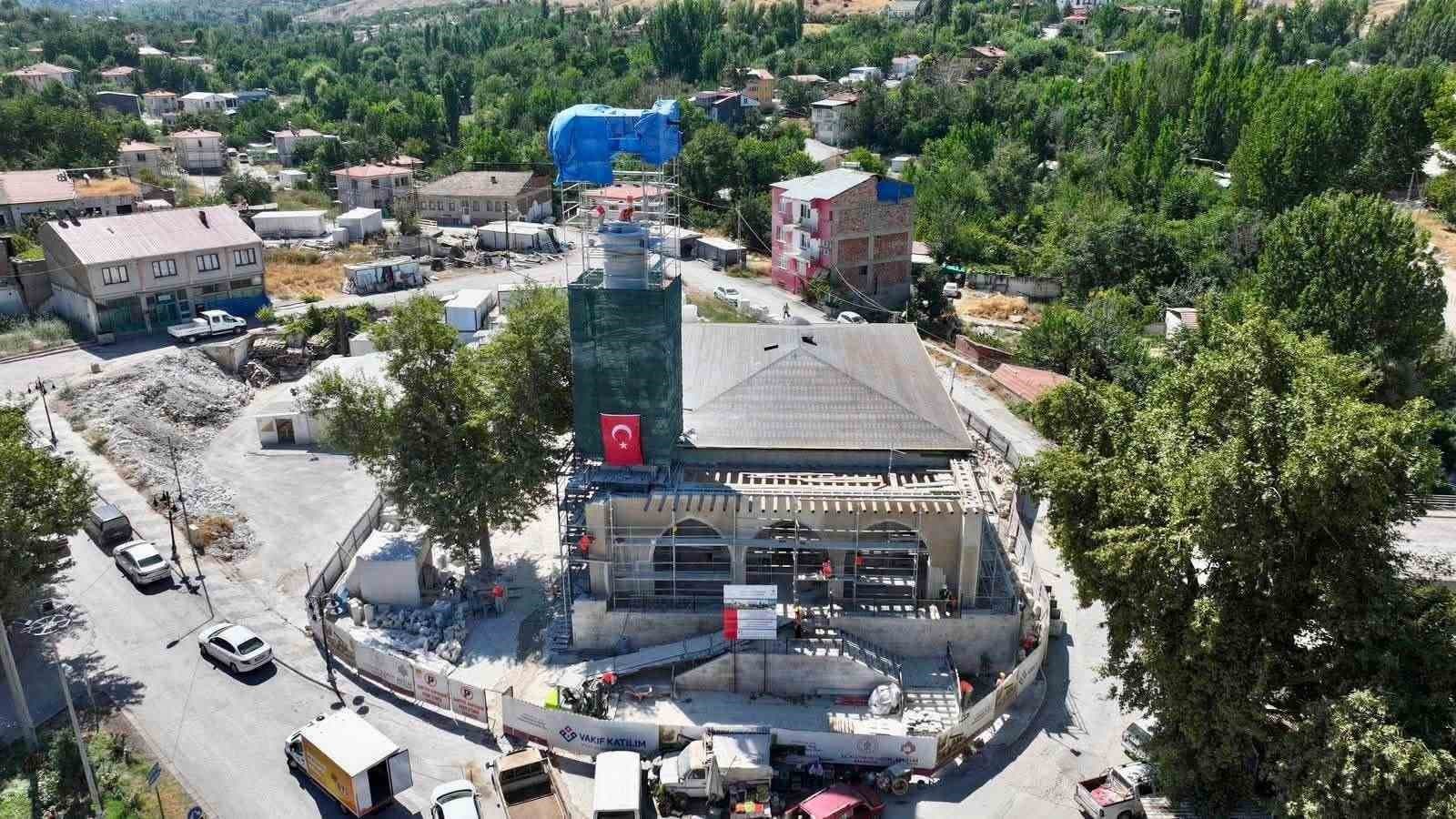 Vali Yavuz ile Büyükşehir Belediye Başkanı Er, Yeşilyurt’un tarihi bölgelerindeki yatırımları inceledi