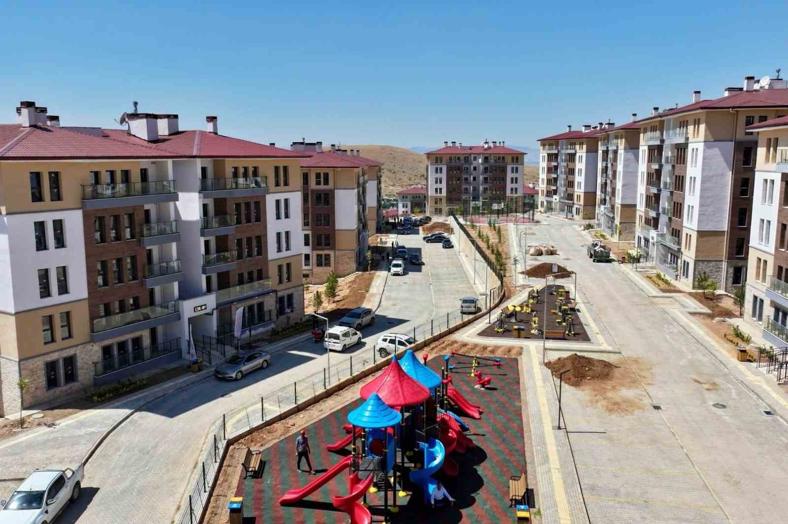 Vali Yavuz ile Büyükşehir Belediye Başkanı Er, Yeşilyurt’un tarihi bölgelerindeki yatırımları inceledi