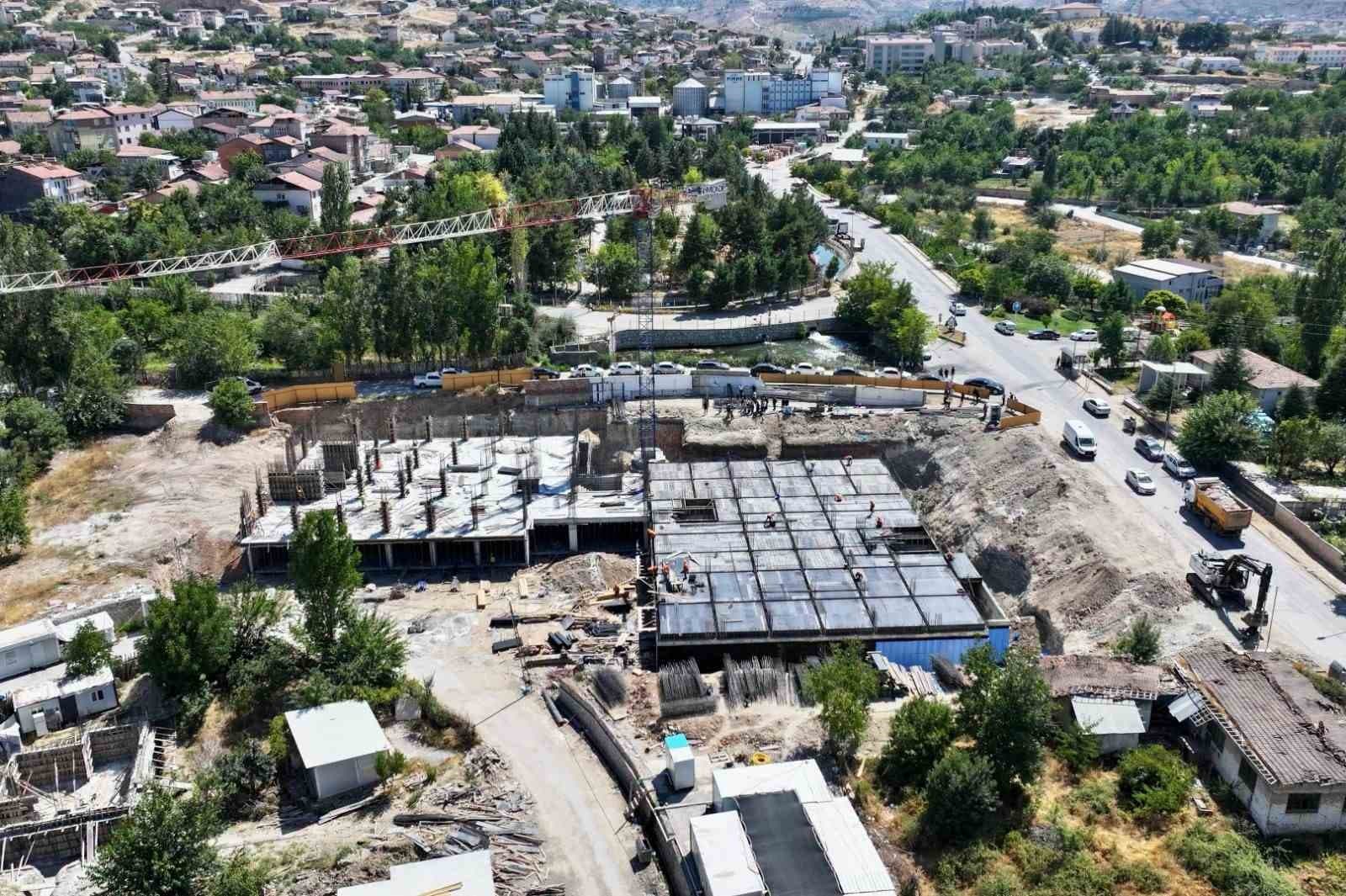 Vali Yavuz ile Büyükşehir Belediye Başkanı Er, Yeşilyurt’un tarihi bölgelerindeki yatırımları inceledi
