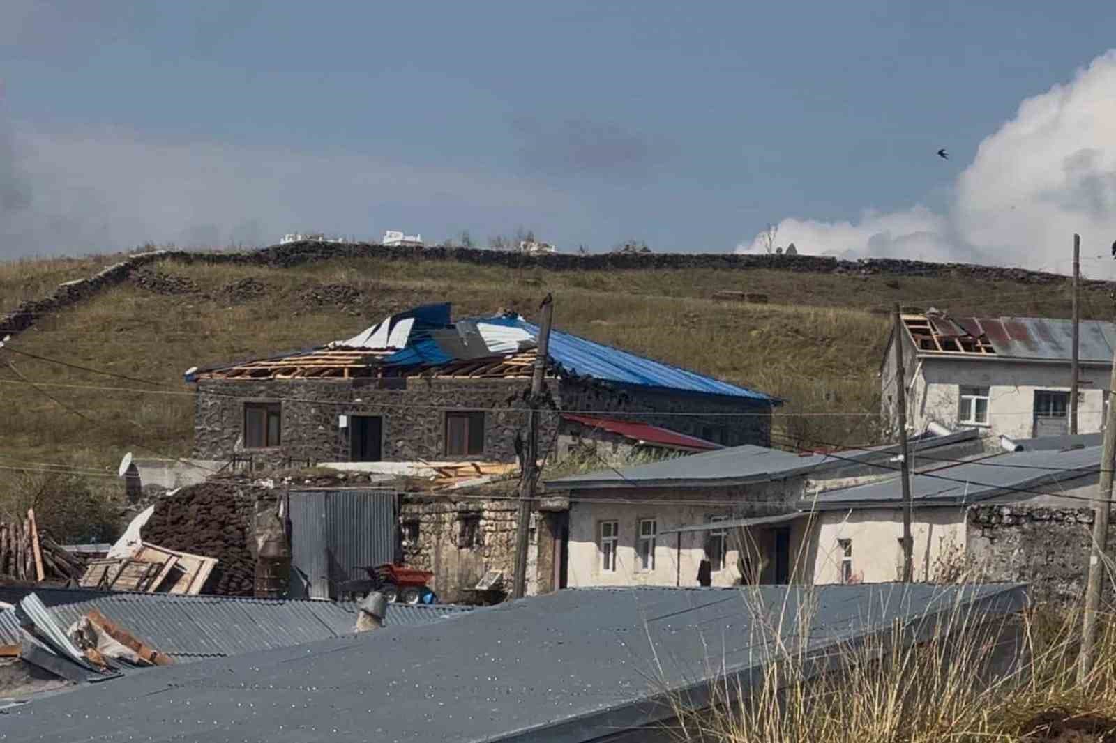 Ardahan Çıldır’da şiddetli fırtına ve dolu afeti: 20’den fazla evin çatısı uçtu