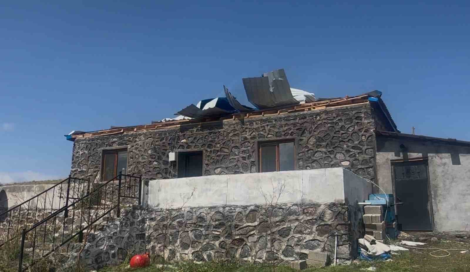 Ardahan Çıldır’da şiddetli fırtına ve dolu afeti: 20’den fazla evin çatısı uçtu